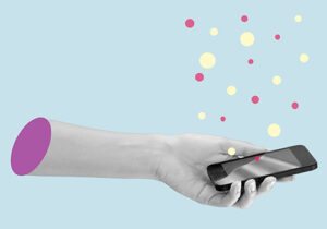 Ein Arm mit Smartphone in der Hand, im virtuellen Raum symbolisiert hier wie kreativ die interaktive Webseiten Gestaltung ist.