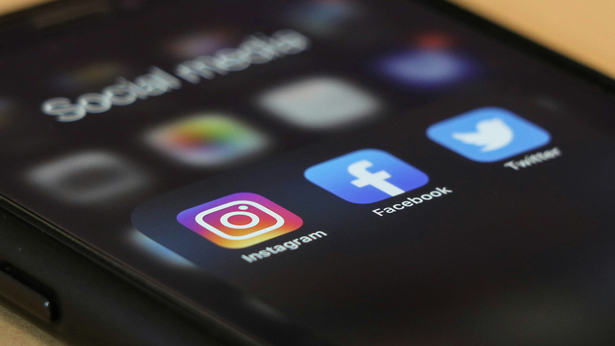 Hier sind auf einem Smartphone die installierten Social Media App Icons von Instagram, Facebook/Meta und Twitter/X dargestellt. Auf diesen Social Media Plattformen werden die Möglichkeiten der KI Nutzung bereits ausgetestet und ausgeschöpft.